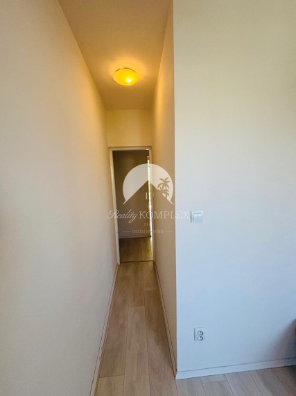 Reality KOMPLEX s.r.o. vám exkluzívne ponúka na predaj priestranný, poschodový rodinný dom nachádzajúci sa v tichej časti mesta Kolárovo.