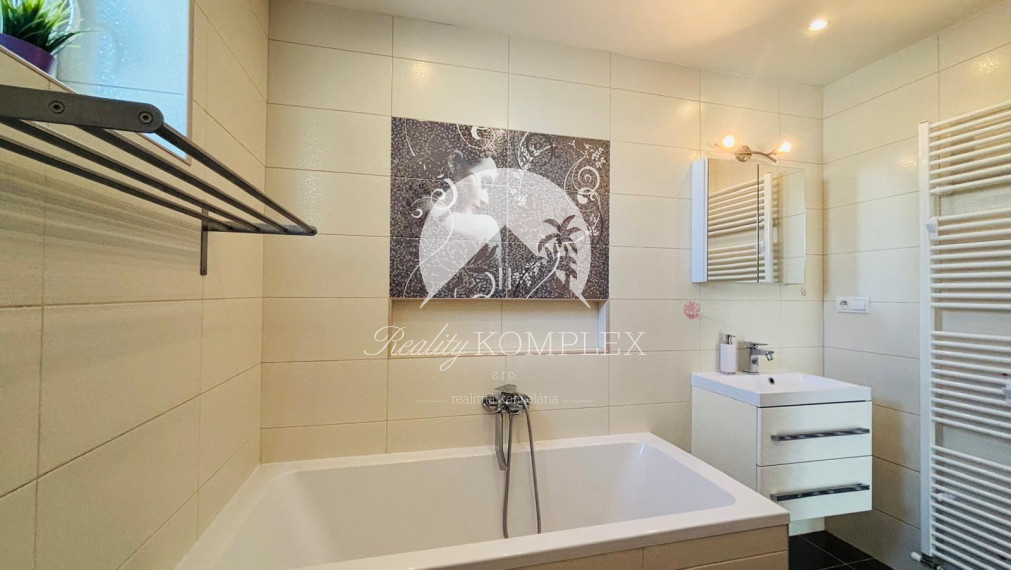 Reality KOMPLEX s.r.o. vám exkluzívne ponúka na predaj priestranný, poschodový rodinný dom nachádzajúci sa v tichej časti mesta Kolárovo.