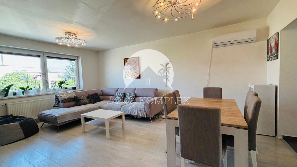 Reality KOMPLEX s.r.o. vám exkluzívne ponúka na predaj priestranný, poschodový rodinný dom nachádzajúci sa v tichej časti mesta Kolárovo.