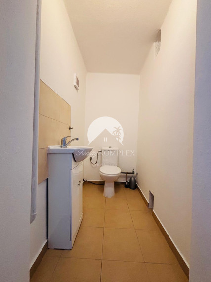 Reality KOMPLEX s.r.o. vám exkluzívne ponúka na predaj priestranný, poschodový rodinný dom nachádzajúci sa v tichej časti mesta Kolárovo.