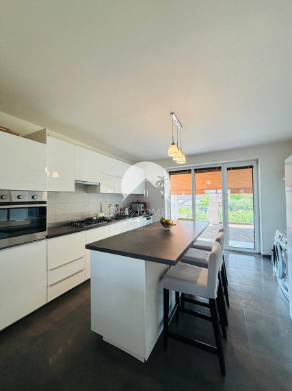 Reality KOMPLEX s.r.o. vám exkluzívne ponúka na predaj priestranný, poschodový rodinný dom nachádzajúci sa v tichej časti mesta Kolárovo.