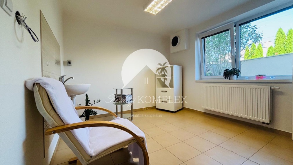 Reality KOMPLEX s.r.o. vám exkluzívne ponúka na predaj priestranný, poschodový rodinný dom nachádzajúci sa v tichej časti mesta Kolárovo.