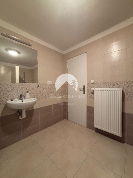 Reality KOMPLEX s.r.o. vám exkluzívne ponúka na predaj priestranný, poschodový rodinný dom nachádzajúci sa v tichej časti mesta Kolárovo.