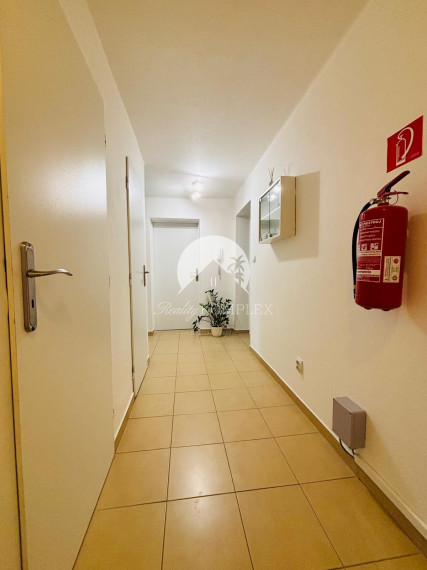 Reality KOMPLEX s.r.o. vám exkluzívne ponúka na predaj priestranný, poschodový rodinný dom nachádzajúci sa v tichej časti mesta Kolárovo.