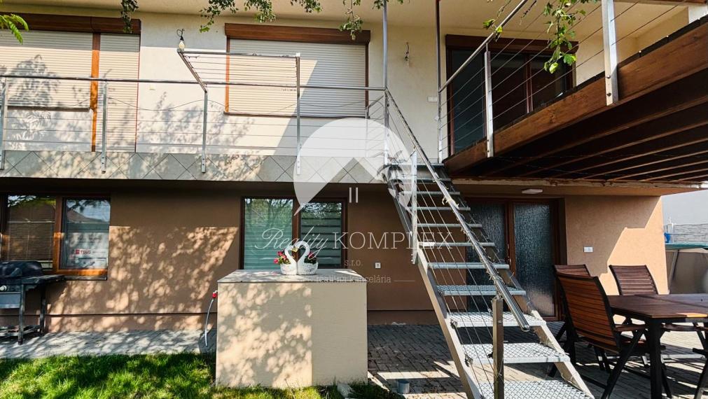 Reality KOMPLEX s.r.o. vám exkluzívne ponúka na predaj priestranný, poschodový rodinný dom nachádzajúci sa v tichej časti mesta Kolárovo.