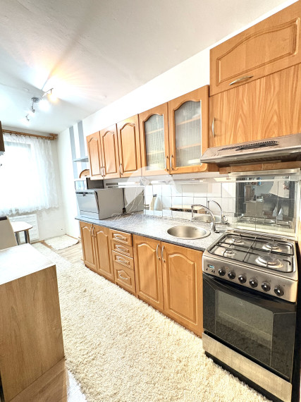 EXKLUZÍVNE U NÁS!!! MIMORIADNA INVESTIČNÁ PRÍLEŽITOSŤ!!!Reality KOMPLEX s.r.o. Vám ponúka na PREDAJ slnečný 3izbový byt s loggiou vo vyhľadávanej lokalite  Komárne za super cenu!!!