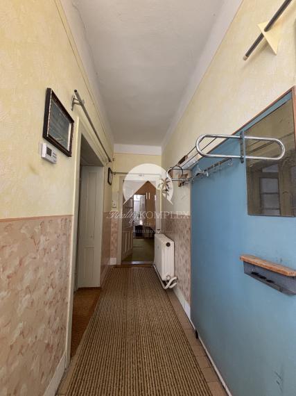 Reality KOMPLEX s.r.o., Vám ponúka na predaj 4 izbový rodinný dom  s rozsiahlym pozemkom v obci Bátorové Kosihy.