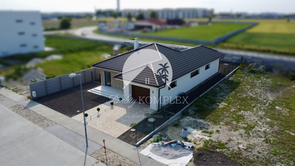 Reality KOMPLEX s.r.o., Vám ponúka na predaj nový, moderný 4-izbový rodinný dom s možnosťou individuálneho prispôsobenia podľa vášho vkusu.