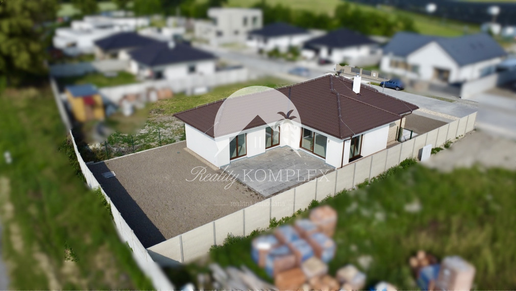 Reality KOMPLEX s.r.o., Vám ponúka na predaj nový, moderný 4-izbový rodinný dom s možnosťou individuálneho prispôsobenia podľa vášho vkusu.
