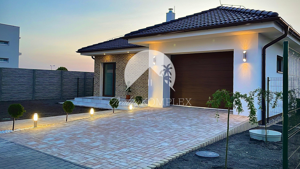 Reality KOMPLEX s.r.o., Vám ponúka na predaj nový, moderný 4-izbový rodinný dom s možnosťou individuálneho prispôsobenia podľa vášho vkusu.