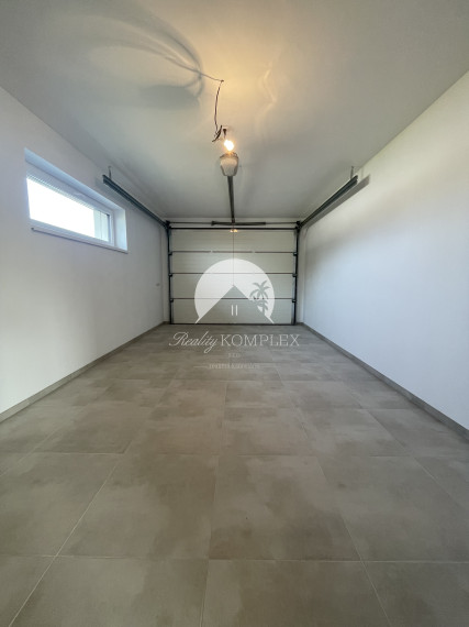 Reality KOMPLEX s.r.o., Vám ponúka na predaj nový, moderný 4-izbový rodinný dom s možnosťou individuálneho prispôsobenia podľa vášho vkusu.