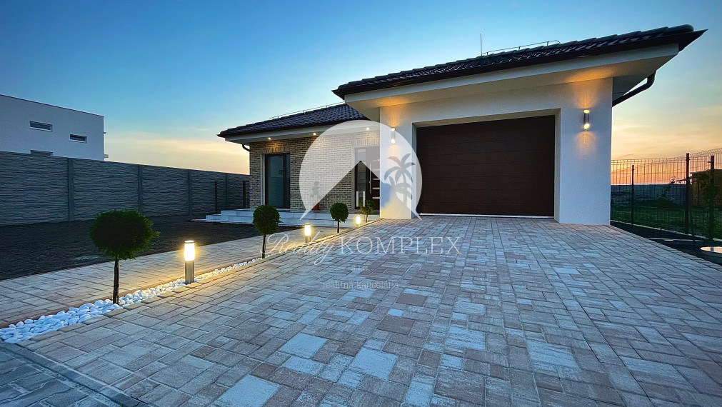 Reality KOMPLEX s.r.o., Vám ponúka na predaj nový, moderný 4-izbový rodinný dom s možnosťou individuálneho prispôsobenia podľa vášho vkusu.