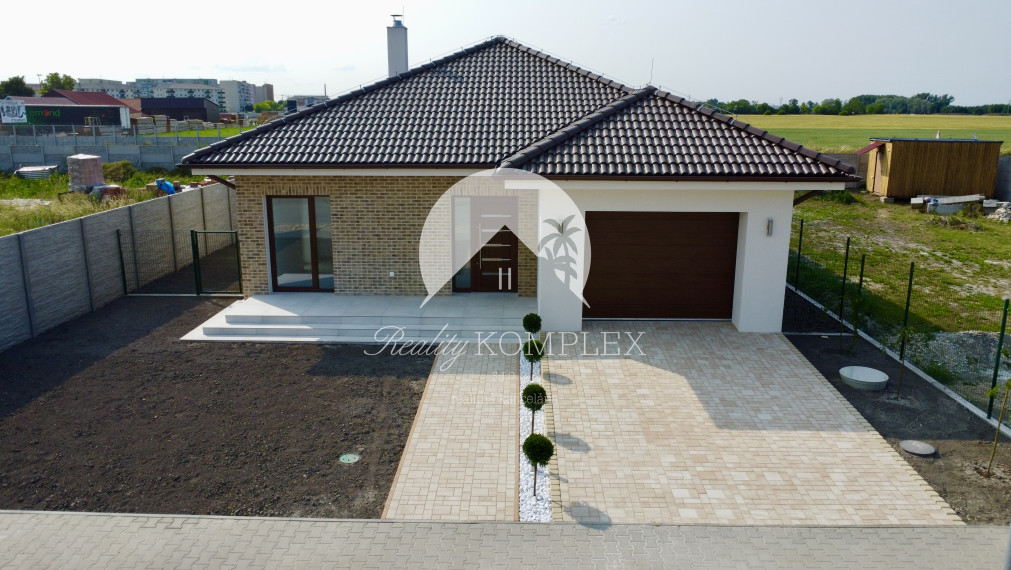 Reality KOMPLEX s.r.o., Vám ponúka na predaj nový, moderný 4-izbový rodinný dom s možnosťou individuálneho prispôsobenia podľa vášho vkusu.