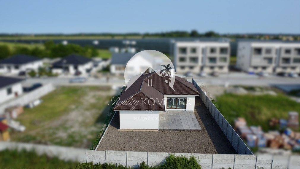 Reality KOMPLEX s.r.o., Vám ponúka na predaj nový, moderný 4-izbový rodinný dom s možnosťou individuálneho prispôsobenia podľa vášho vkusu.