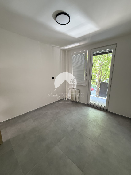 Reality KOMPLEX s.r.o. Vám ponúka kompletne zrekonštruovaný 3-izbový byt v DS