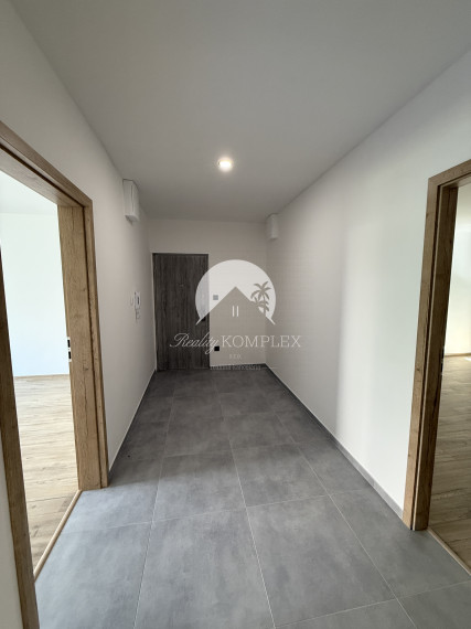 Reality KOMPLEX s.r.o. Vám ponúka kompletne zrekonštruovaný 3-izbový byt v DS