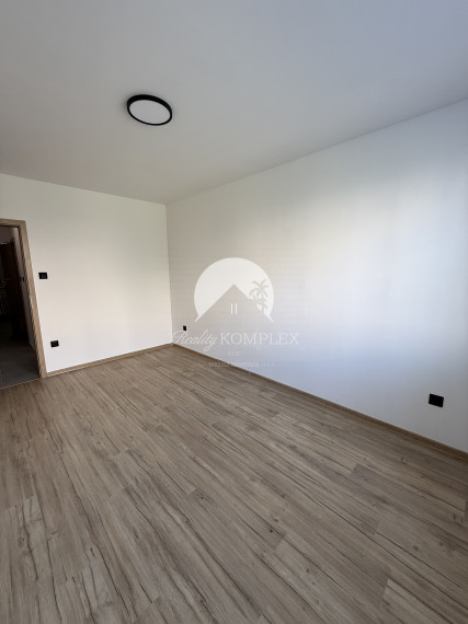 Reality KOMPLEX s.r.o. Vám ponúka kompletne zrekonštruovaný 3-izbový byt v DS