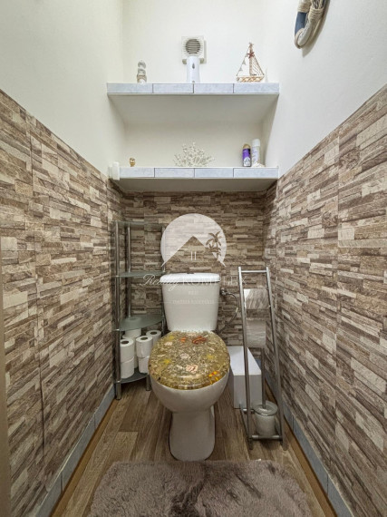 Reality KOMPLEX s.r.o. vám exkluzívne ponúka na predaj kvalitne zrekonštruovaný rodinný dom, ktorý sa nachádza v pokojnej a obľúbenej obci Trávnik, v okrese Komárno.