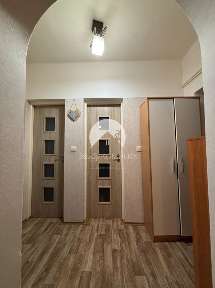 Reality KOMPLEX s.r.o. vám exkluzívne ponúka na predaj kvalitne zrekonštruovaný rodinný dom, ktorý sa nachádza v pokojnej a obľúbenej obci Trávnik, v okrese Komárno.