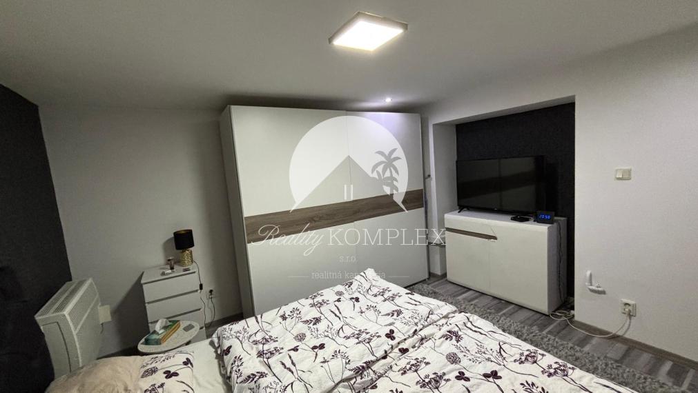 Reality KOMPLEX s.r.o. vám exkluzívne ponúka na predaj kvalitne zrekonštruovaný rodinný dom, ktorý sa nachádza v pokojnej a obľúbenej obci Trávnik, v okrese Komárno.