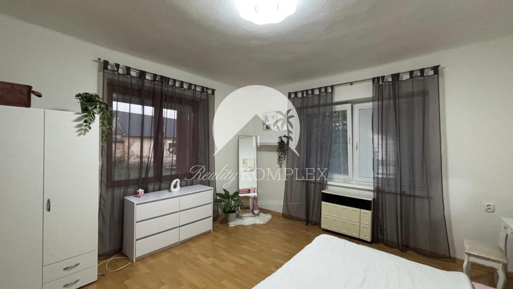 Reality KOMPLEX s.r.o. vám exkluzívne ponúka na predaj kvalitne zrekonštruovaný rodinný dom, ktorý sa nachádza v pokojnej a obľúbenej obci Trávnik, v okrese Komárno.