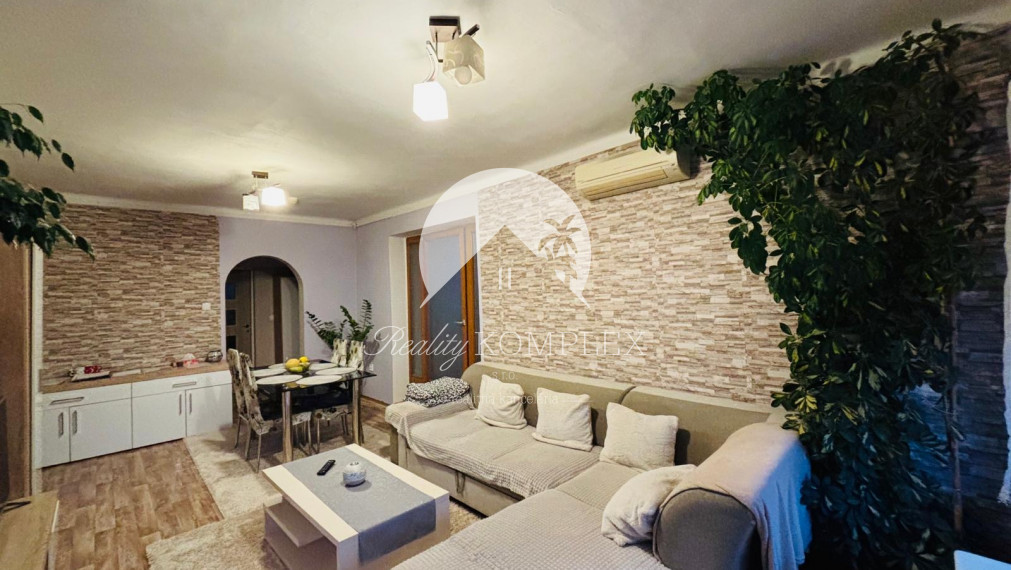 Reality KOMPLEX s.r.o. vám exkluzívne ponúka na predaj kvalitne zrekonštruovaný rodinný dom, ktorý sa nachádza v pokojnej a obľúbenej obci Trávnik, v okrese Komárno.