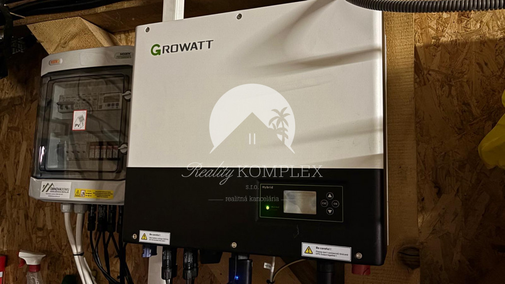 Reality KOMPLEX s.r.o. vám exkluzívne ponúka na predaj kvalitne zrekonštruovaný rodinný dom, ktorý sa nachádza v pokojnej a obľúbenej obci Trávnik, v okrese Komárno.