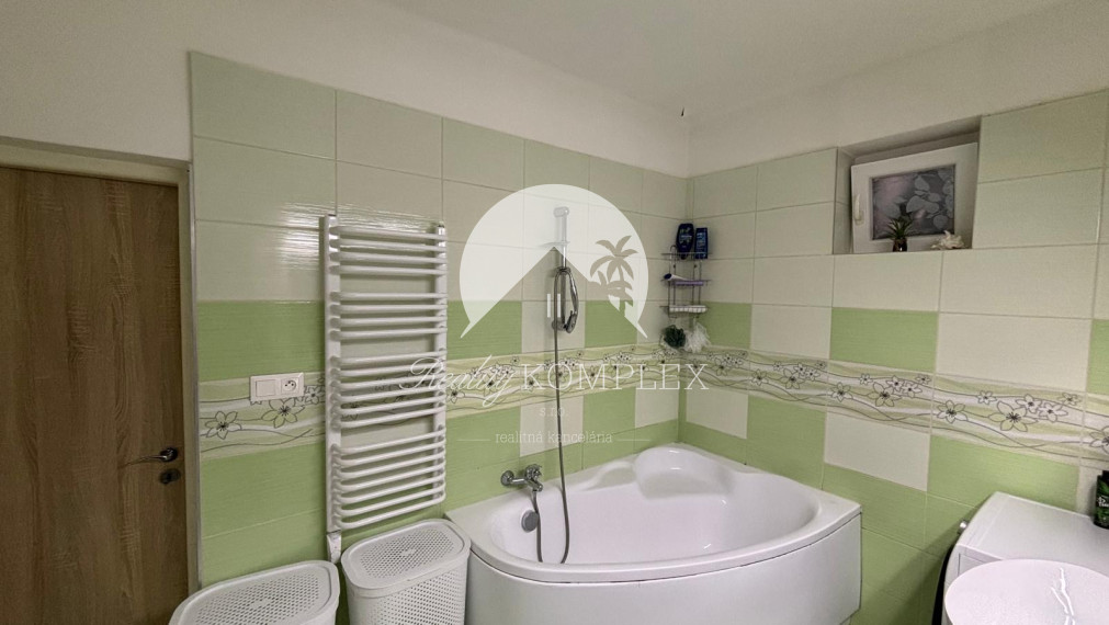 Reality KOMPLEX s.r.o. vám exkluzívne ponúka na predaj kvalitne zrekonštruovaný rodinný dom, ktorý sa nachádza v pokojnej a obľúbenej obci Trávnik, v okrese Komárno.