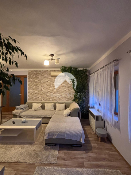 Reality KOMPLEX s.r.o. vám exkluzívne ponúka na predaj kvalitne zrekonštruovaný rodinný dom, ktorý sa nachádza v pokojnej a obľúbenej obci Trávnik, v okrese Komárno.