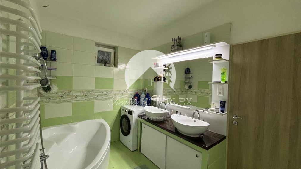 Reality KOMPLEX s.r.o. vám exkluzívne ponúka na predaj kvalitne zrekonštruovaný rodinný dom, ktorý sa nachádza v pokojnej a obľúbenej obci Trávnik, v okrese Komárno.