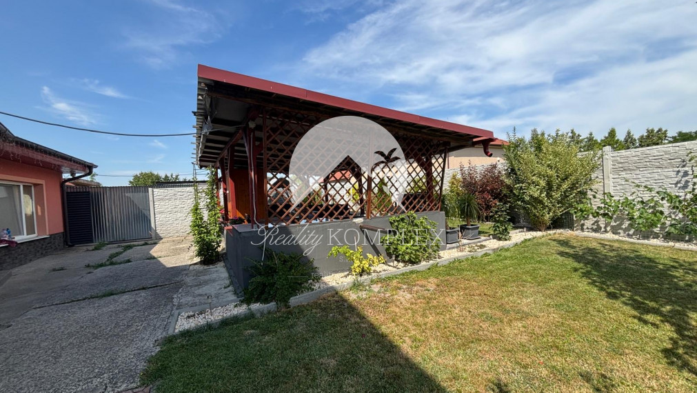 Reality KOMPLEX s.r.o. vám exkluzívne ponúka na predaj kvalitne zrekonštruovaný rodinný dom, ktorý sa nachádza v pokojnej a obľúbenej obci Trávnik, v okrese Komárno.