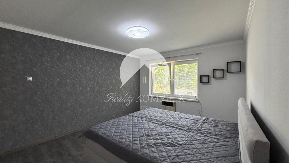 Reality KOMPLEX s.r.o. vám exkluzívne ponúka na predaj kvalitne zrekonštruovaný rodinný dom, ktorý sa nachádza v pokojnej a obľúbenej obci Trávnik, v okrese Komárno.