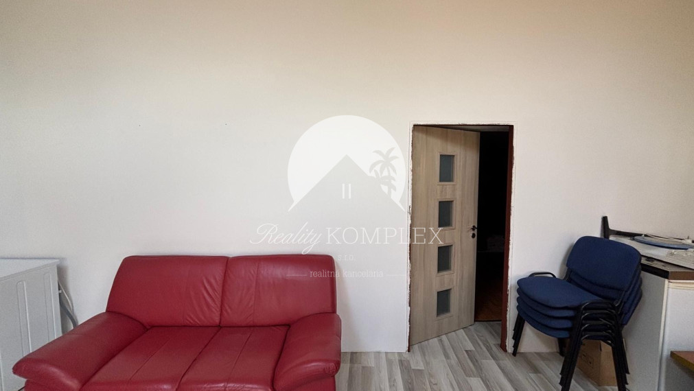 Reality KOMPLEX s.r.o. vám exkluzívne ponúka na predaj kvalitne zrekonštruovaný rodinný dom, ktorý sa nachádza v pokojnej a obľúbenej obci Trávnik, v okrese Komárno.