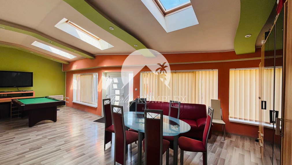 Reality KOMPLEX s.r.o. vám exkluzívne ponúka na predaj kvalitne zrekonštruovaný rodinný dom, ktorý sa nachádza v pokojnej a obľúbenej obci Trávnik, v okrese Komárno.