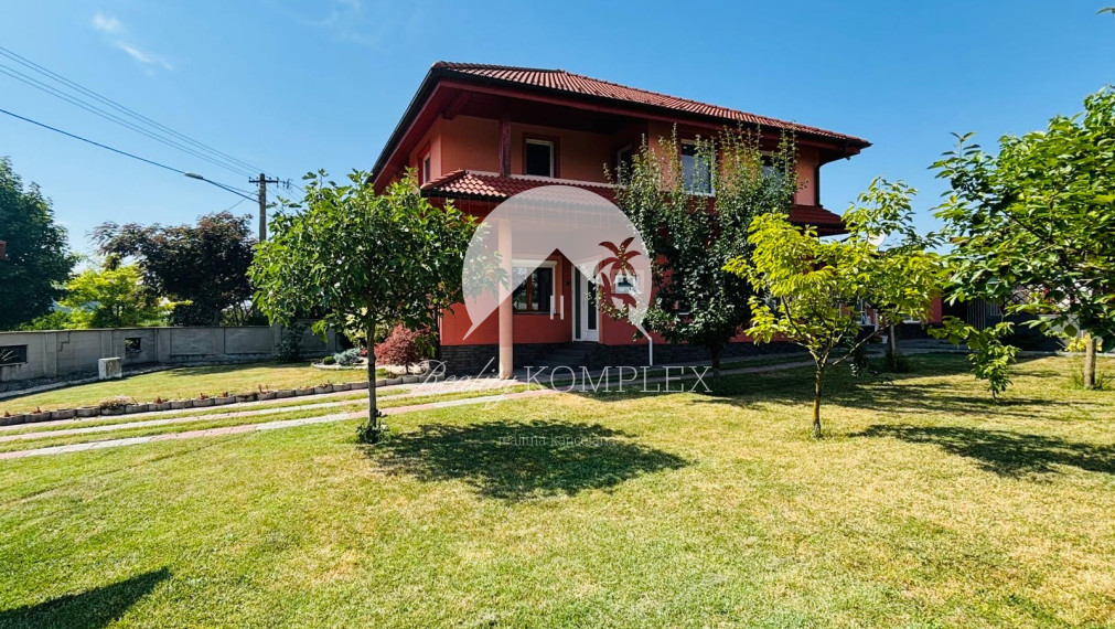 Reality KOMPLEX s.r.o. vám exkluzívne ponúka na predaj kvalitne zrekonštruovaný rodinný dom, ktorý sa nachádza v pokojnej a obľúbenej obci Trávnik, v okrese Komárno.
