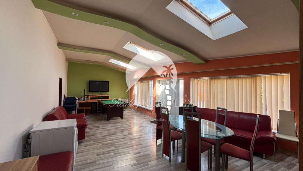 Reality KOMPLEX s.r.o. vám exkluzívne ponúka na predaj kvalitne zrekonštruovaný rodinný dom, ktorý sa nachádza v pokojnej a obľúbenej obci Trávnik, v okrese Komárno.