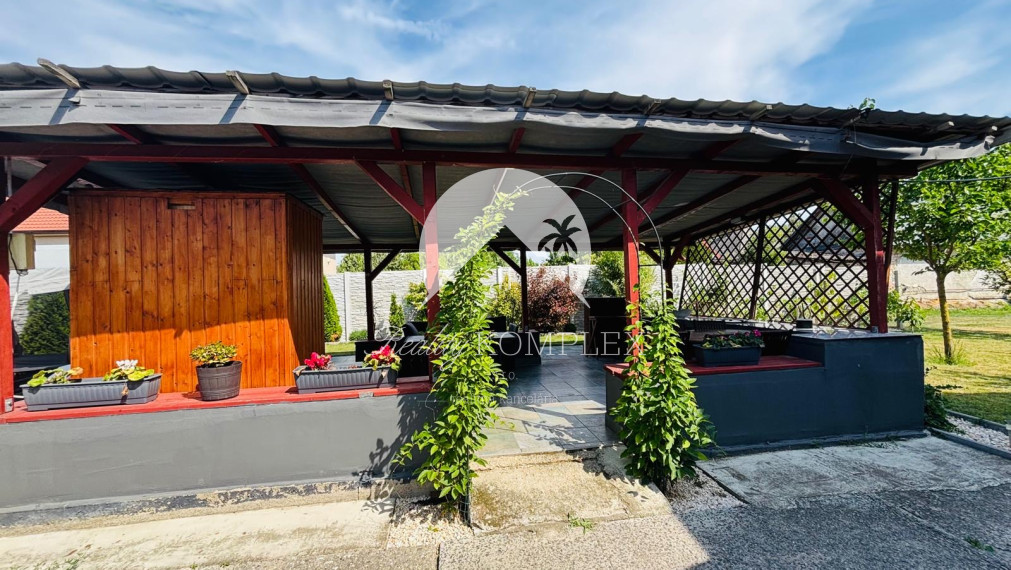 Reality KOMPLEX s.r.o. vám exkluzívne ponúka na predaj kvalitne zrekonštruovaný rodinný dom, ktorý sa nachádza v pokojnej a obľúbenej obci Trávnik, v okrese Komárno.