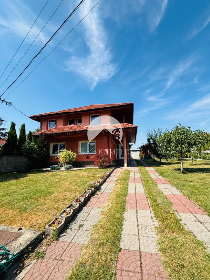 Reality KOMPLEX s.r.o. vám exkluzívne ponúka na predaj kvalitne zrekonštruovaný rodinný dom, ktorý sa nachádza v pokojnej a obľúbenej obci Trávnik, v okrese Komárno.