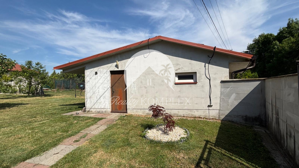 Reality KOMPLEX s.r.o. vám exkluzívne ponúka na predaj kvalitne zrekonštruovaný rodinný dom, ktorý sa nachádza v pokojnej a obľúbenej obci Trávnik, v okrese Komárno.