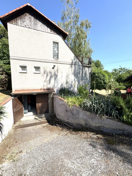 EXKLUZÍVNE IBA U NÁS !!! Reality KOMPLEX s.r.o. vám ponúka na predaj rekreačnú chatu obklopenú krásnou prírodou v obci Radvaň nad Dunajom, 50m od  piesočnatej pláže Dunaja !!!