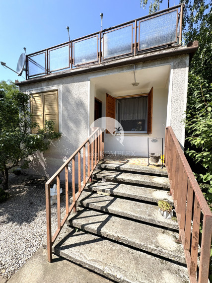 EXKLUZÍVNE IBA U NÁS !!! Reality KOMPLEX s.r.o. vám ponúka na predaj rekreačnú chatu obklopenú krásnou prírodou v obci Radvaň nad Dunajom, 50m od  piesočnatej pláže Dunaja !!!