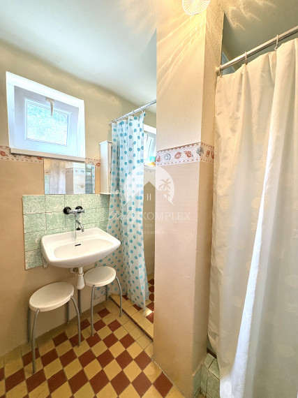 EXKLUZÍVNE IBA U NÁS !!! Reality KOMPLEX s.r.o. vám ponúka na predaj rekreačnú chatu obklopenú krásnou prírodou v obci Radvaň nad Dunajom, 50m od  piesočnatej pláže Dunaja !!!