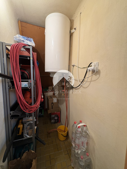 EXKLUZÍVNE IBA U NÁS !!! Reality KOMPLEX s.r.o. vám ponúka na predaj rekreačnú chatu obklopenú krásnou prírodou v obci Radvaň nad Dunajom, 50m od  piesočnatej pláže Dunaja !!!