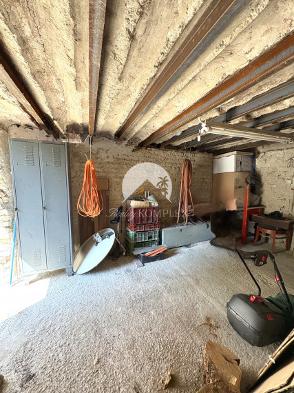 EXKLUZÍVNE IBA U NÁS !!! Reality KOMPLEX s.r.o. vám ponúka na predaj rekreačnú chatu obklopenú krásnou prírodou v obci Radvaň nad Dunajom, 50m od  piesočnatej pláže Dunaja !!!