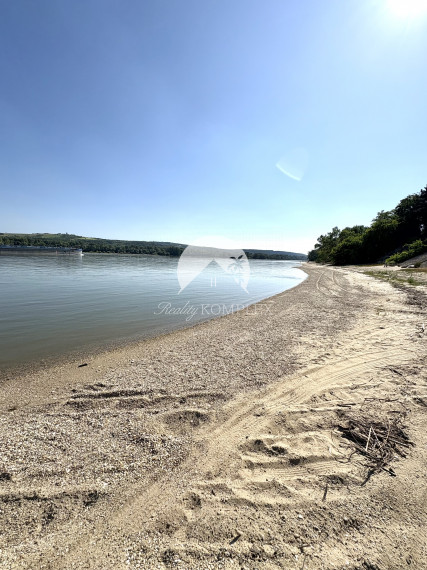 EXKLUZÍVNE IBA U NÁS !!! Reality KOMPLEX s.r.o. vám ponúka na predaj rekreačnú chatu obklopenú krásnou prírodou v obci Radvaň nad Dunajom, 50m od  piesočnatej pláže Dunaja !!!