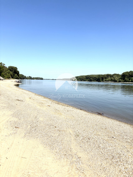 EXKLUZÍVNE IBA U NÁS !!! Reality KOMPLEX s.r.o. vám ponúka na predaj rekreačnú chatu obklopenú krásnou prírodou v obci Radvaň nad Dunajom, 50m od  piesočnatej pláže Dunaja !!!