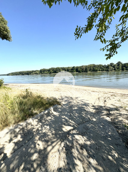 EXKLUZÍVNE IBA U NÁS !!! Reality KOMPLEX s.r.o. vám ponúka na predaj rekreačnú chatu obklopenú krásnou prírodou v obci Radvaň nad Dunajom, 50m od  piesočnatej pláže Dunaja !!!