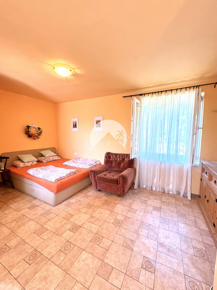 EXKLUZÍVNE IBA U NÁS !!! Reality KOMPLEX s.r.o. vám ponúka na predaj rekreačnú chatu obklopenú krásnou prírodou v obci Radvaň nad Dunajom, 50m od  piesočnatej pláže Dunaja !!!