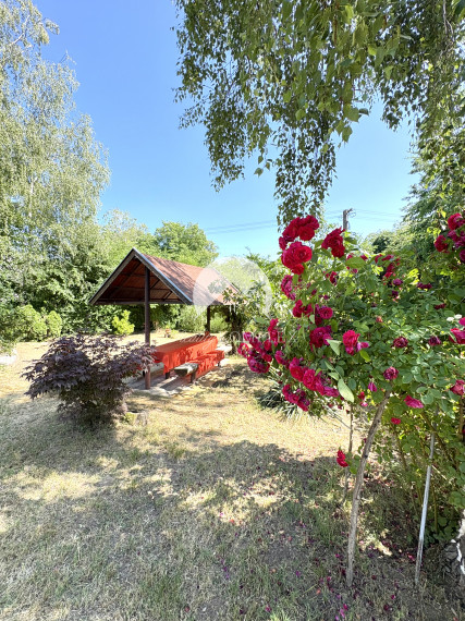 EXKLUZÍVNE IBA U NÁS !!! Reality KOMPLEX s.r.o. vám ponúka na predaj rekreačnú chatu obklopenú krásnou prírodou v obci Radvaň nad Dunajom, 50m od  piesočnatej pláže Dunaja !!!