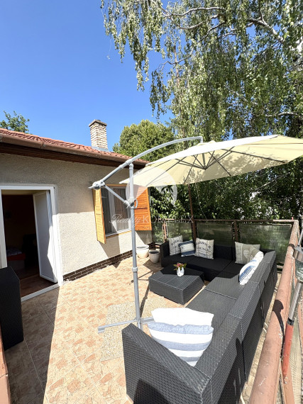 EXKLUZÍVNE IBA U NÁS !!! Reality KOMPLEX s.r.o. vám ponúka na predaj rekreačnú chatu obklopenú krásnou prírodou v obci Radvaň nad Dunajom, 50m od  piesočnatej pláže Dunaja !!!